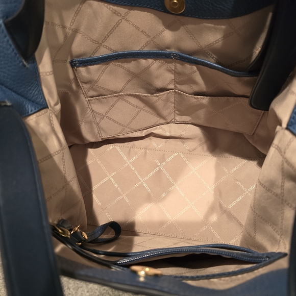 MICHAEL KORS Downtown Astor Large Pebbled Leather Shoulder Bag- Blue - Picture 4 of 7